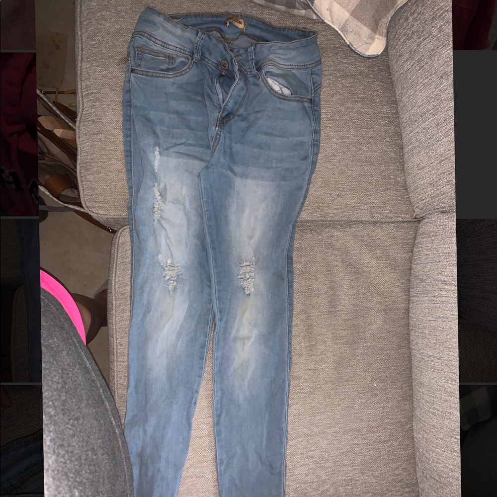 I’m selling these super cute high rise skinny jeans.